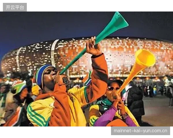 从Makarapa到Vuvuzela，南非球迷的创意装备将成为赛场外的一道风景线。